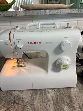 SINGER Tradition 2277 Sewing Machine 23 Stitches Built-In Needle Threader EUC